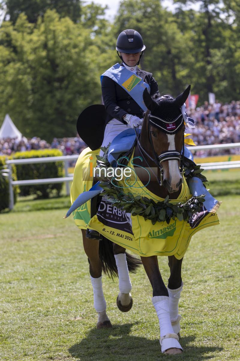 dressage PrizeGiving_Hamburg_20240512_SS350645.jpg